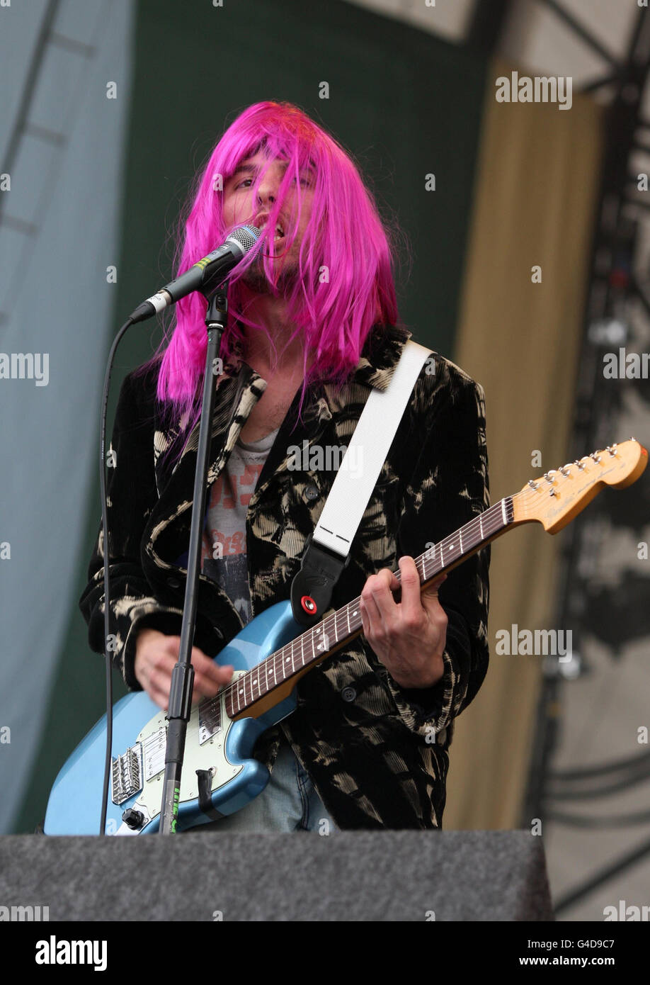 Il cantante e chitarrista dei Presepi Ryan Jarman suona sul palco dell'Obelisco al Lattitude Festival di Henham Park, Southwold, Suffolk. Foto Stock