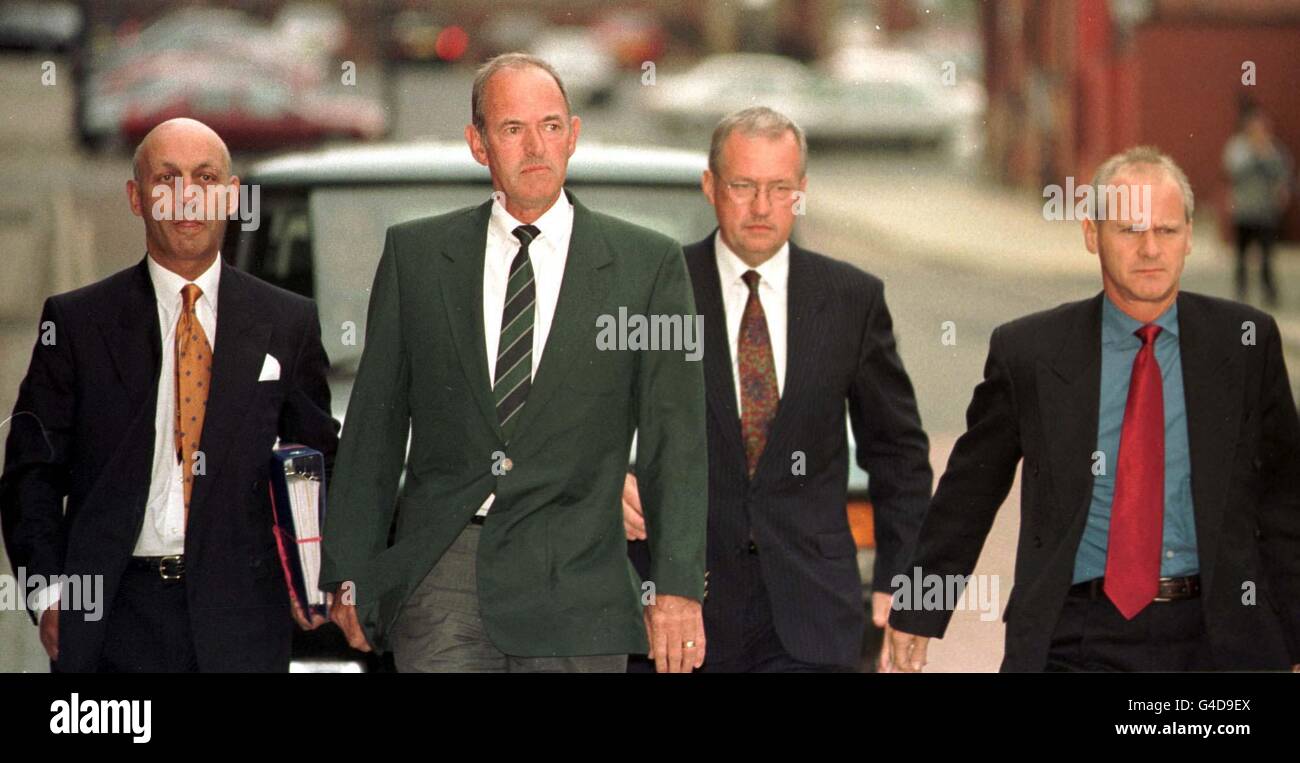 L'ex sovrintendente capo David Duckenfield, 53 (centro a destra) e l'ex sovrintendente Bernard Murray, 56 (centro a sinistra) arrivano alla Leeds Magistrates Court. Le famiglie delle vittime del disastro di Hillsborough sono responsabili dei due ex alti funzionari di polizia. * più di 20 membri del gruppo di supporto per la famiglia di Hillsborough hanno accatastato la corte dei magistrati di Leeds per l'avvio di un procedimento privato che hanno portato contro di loro. Foto di Richard Crampton/PA. Vedi PA storia COURTS Hillsborough. Foto Stock L'ex sovrintendente capo David Duckenfield, 53 (centro a destra) e l'ex sovrintendente Bernard Murray, 56 (centro a sinistra) arrivano alla Leeds Magistrates Court. Le famiglie delle vittime del disastro di Hillsborough sono responsabili dei due ex alti funzionari di polizia. * più di 20 membri del gruppo di supporto per la famiglia di Hillsborough hanno accatastato la corte dei magistrati di Leeds per l'avvio di un procedimento privato che hanno portato contro di loro. Foto di Richard Crampton/PA. Vedi PA storia COURTS Hillsborough. Foto Stock