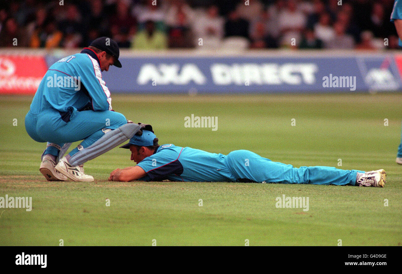 Il compagno di squadra inglese Alec Stewart Console Nasser Hussain (a destra) durante la giornata internazionale di oggi a Lords (giovedì). Foto di Tony Harris/PA Foto Stock