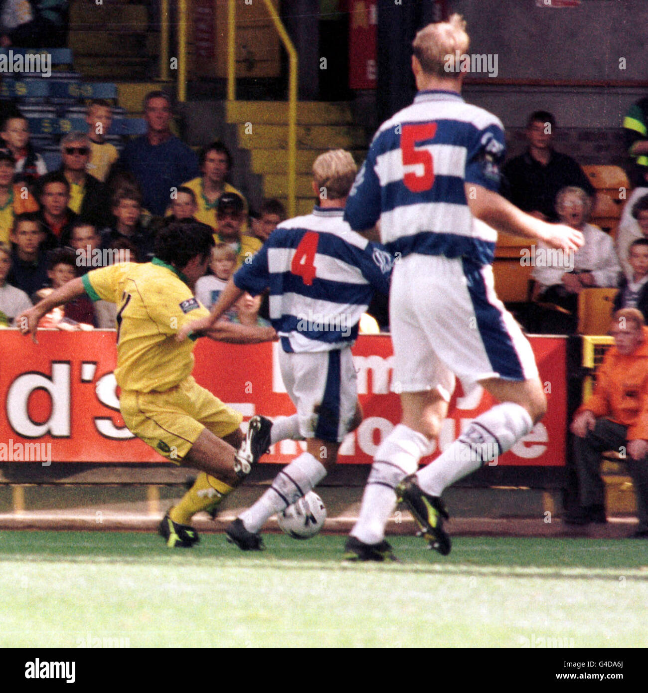 Norwich City No.7 (Lee Marshall) affronta il No.4 del QPR, Steve Yates con il capitano, Carl Ready guardando sul campo di calcio di Carrow Road oggi (Sab). Foto di Jason Bye. 22.8.98 Foto Stock