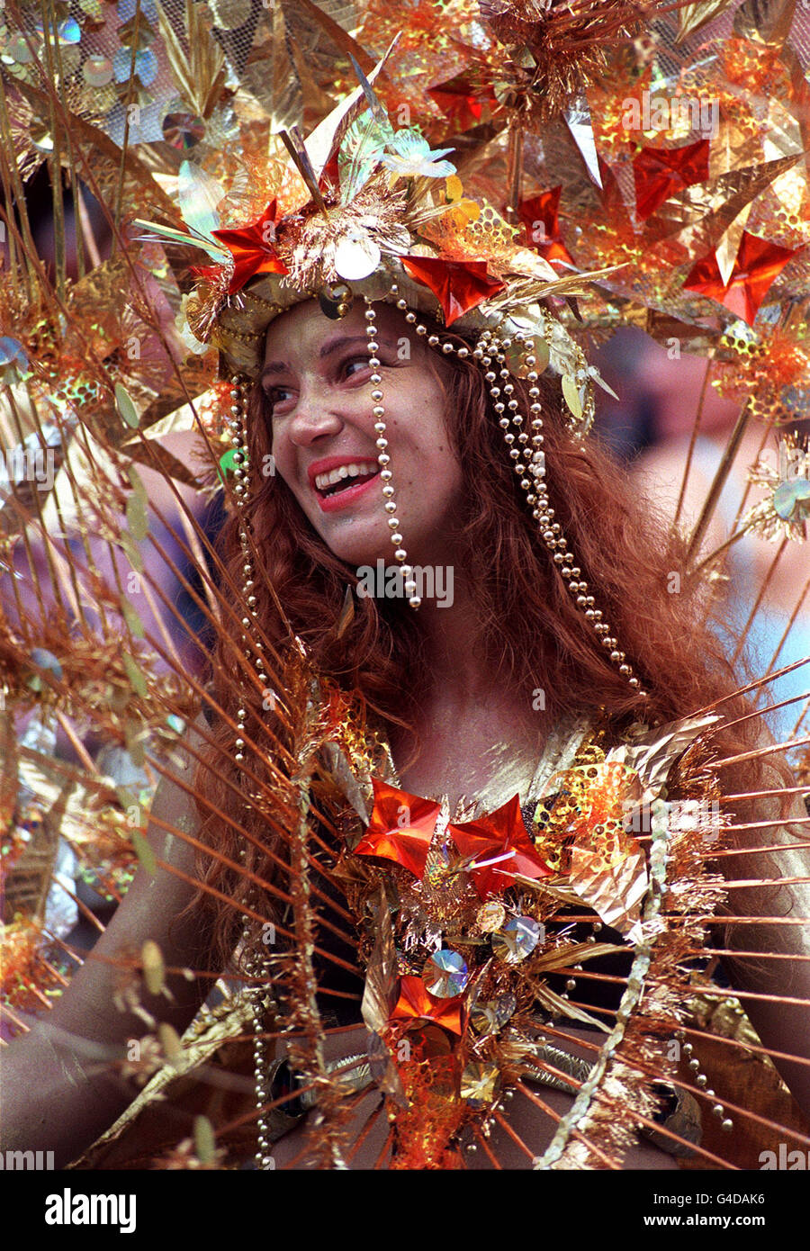 Una delle migliaia di ballerini colorati che hanno partecipato al tradizionale Carnevale di Notting Hill lunedì 31 agosto 1998. Si ritiene che i tre giorni di carnevale nella zona ovest di Londra abbiano attirato circa due milioni di visitatori. Scopri il Carnevale SOCIALE della storia della PA. Foto di BEN CURTIS/PA Foto Stock