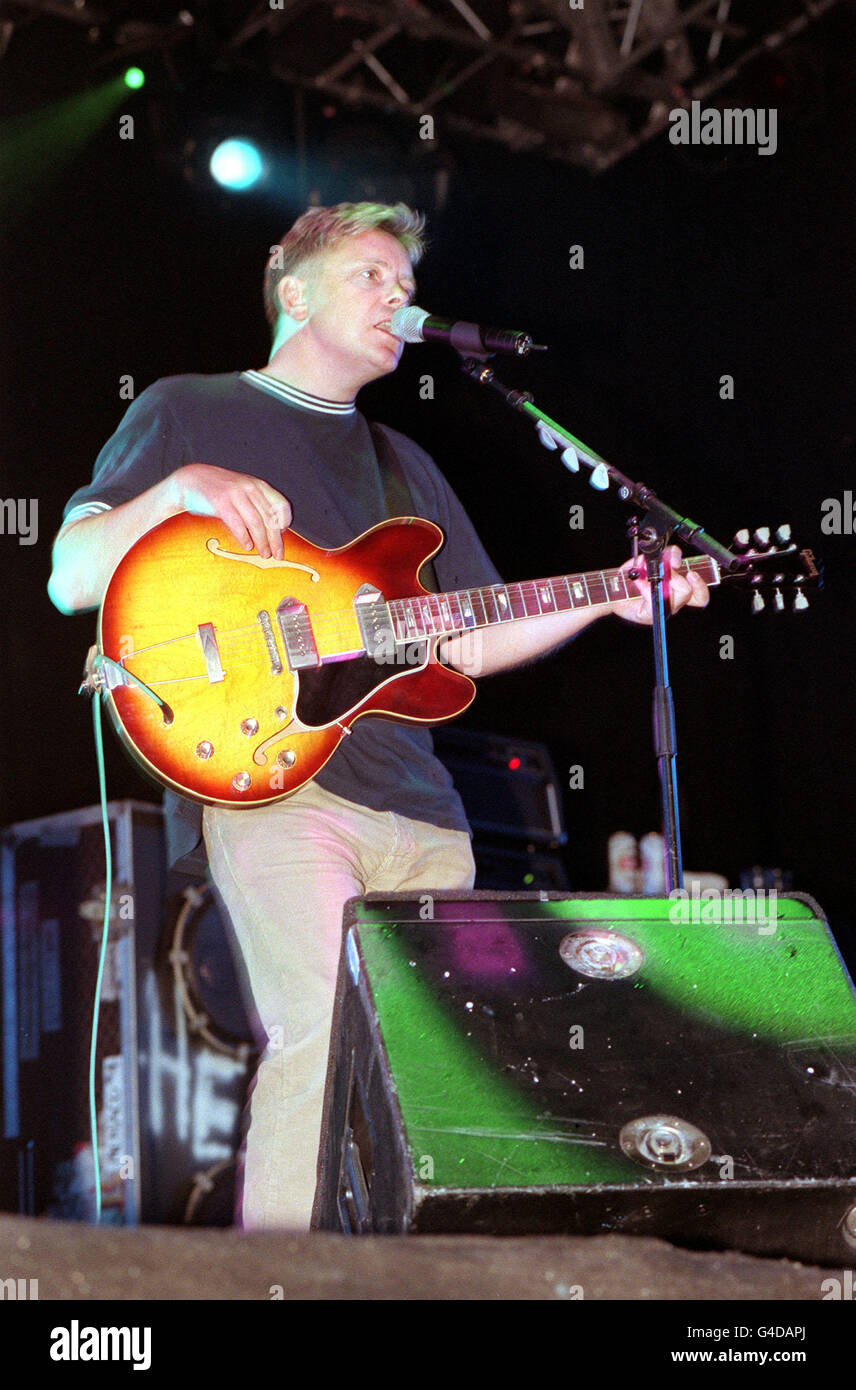 PA NEWS PHOTO 31/8/98 BERNARD SUMNER DI NUOVO ORDINE IN SCENA AL READING '98 FESTIVAL. Foto Stock