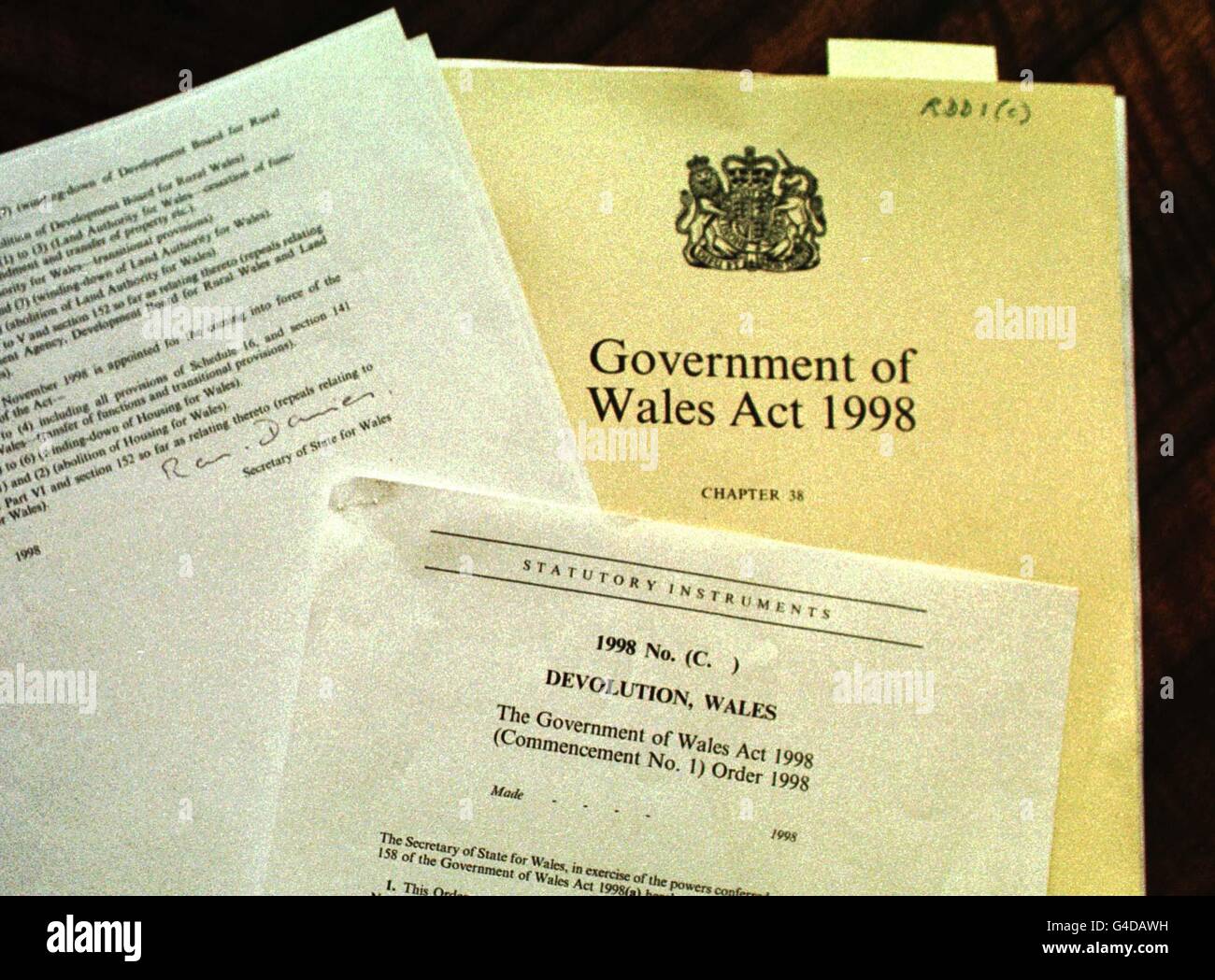 La firma del Segretario di Stato per il Galles, Ron Davies sul primo Ordine del Governo del Galles atto 1998. Vedi PA storia POLITICA Assemblea. Foto Barry Batchelor/PA Foto Stock