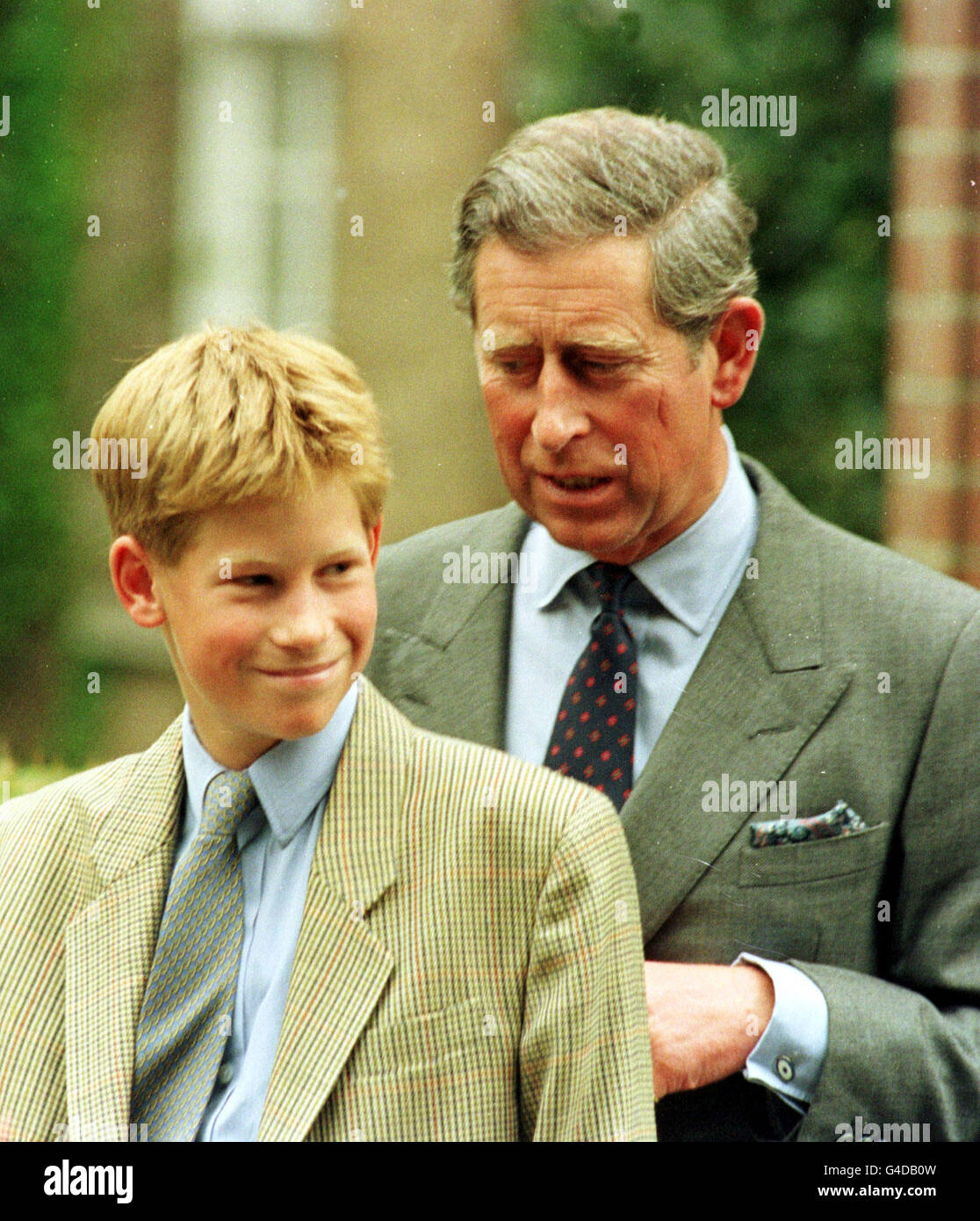 Il Principe di Galles, con il suo figlio più giovane il Principe Harry, arrivò a Eton, dove il principe adolescente si registrò come allievo, oggi (Mercoledì). Guarda la storia del PA ROYAL Harry. Foto Martyn Hayhow/PA Foto Stock