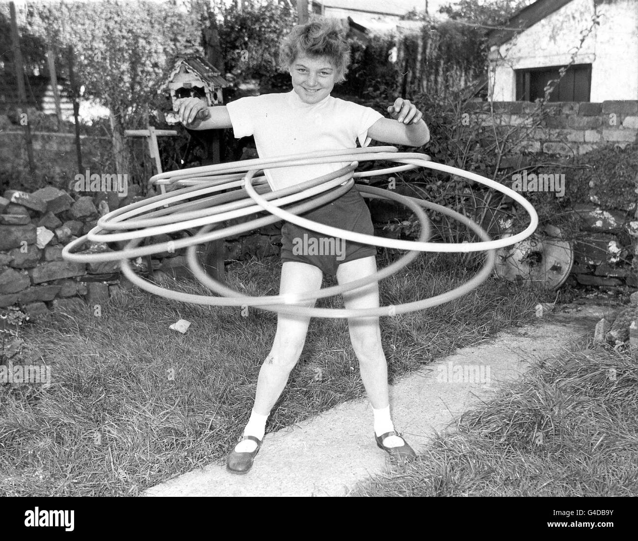 Facilmente il campione mondiale di maratona hula-hoop è Ann Evans, di Glamorgan, Galles del Sud, di 11 anni, che può tenere sette cerchi in corsa contemporaneamente. Ann sostiene di aver fatto girare il cerchio 33,550 volte in un tempo di cinque ore cinque minuti. Foto Stock
