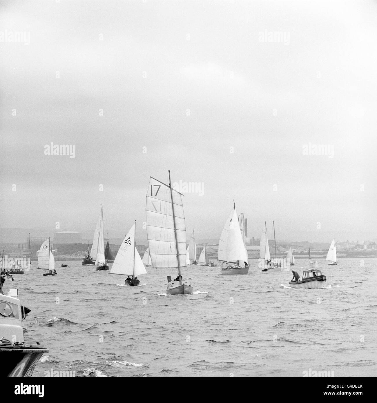 La brulicante branconata Jester, presidiata dal tenente colonnello britannico Herbert G. Hasler, esce da Plymouth all'inizio della traversata transatlantica a una mano a Newport, Rhode Island. Foto Stock