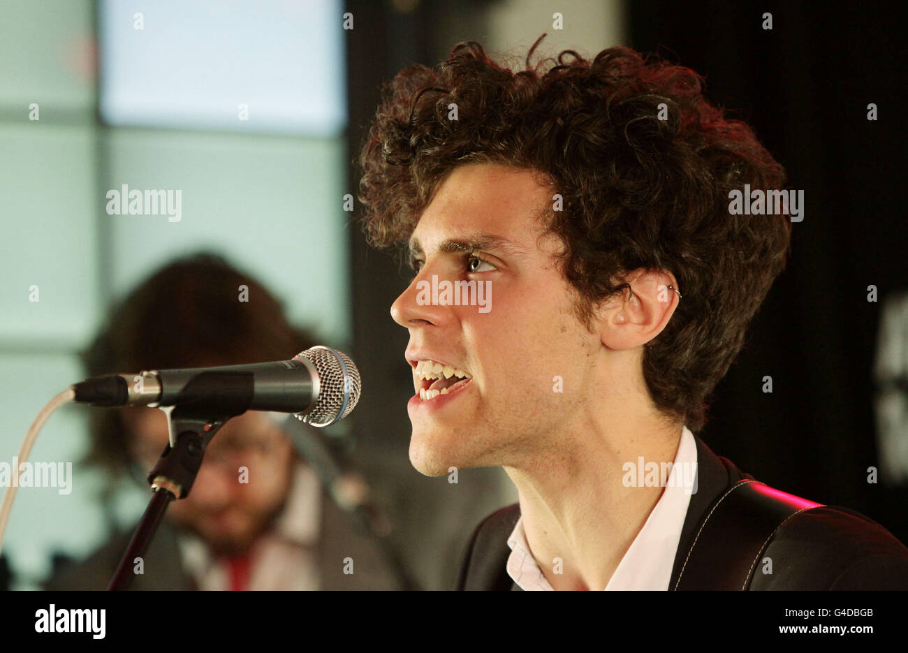 Noah & The Whale's Charlie Fink durante una sessione radio assoluta per il Geoff Lloyd's HomeTime Show, presso Golden Square nel centro di Londra. Foto Stock