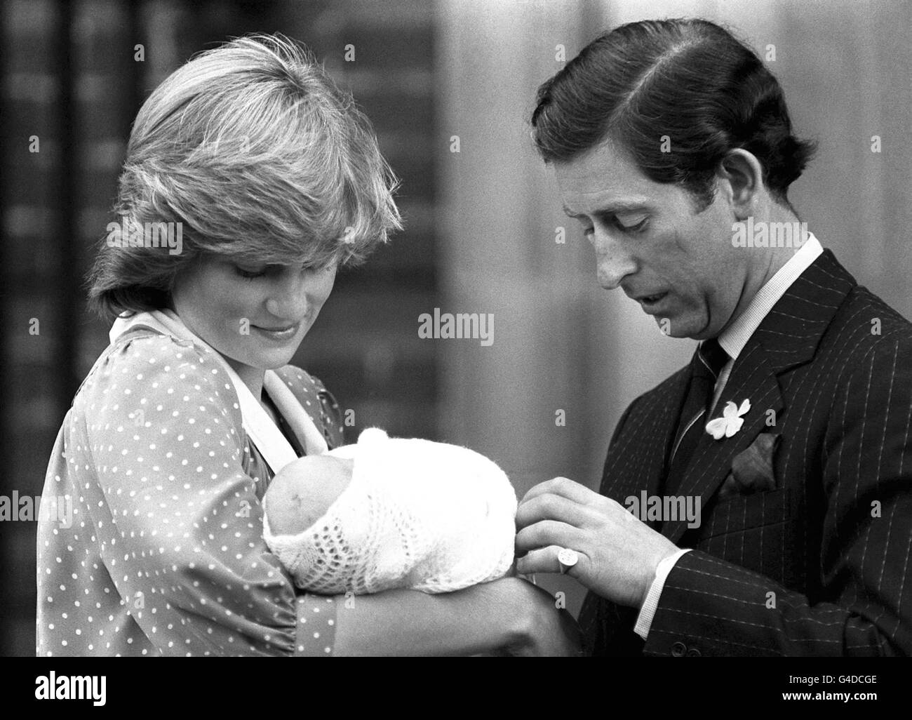Il Principe e la Principessa di Galles introducono il figlio Principe Guglielmo ai media per la prima volta. Foto Stock