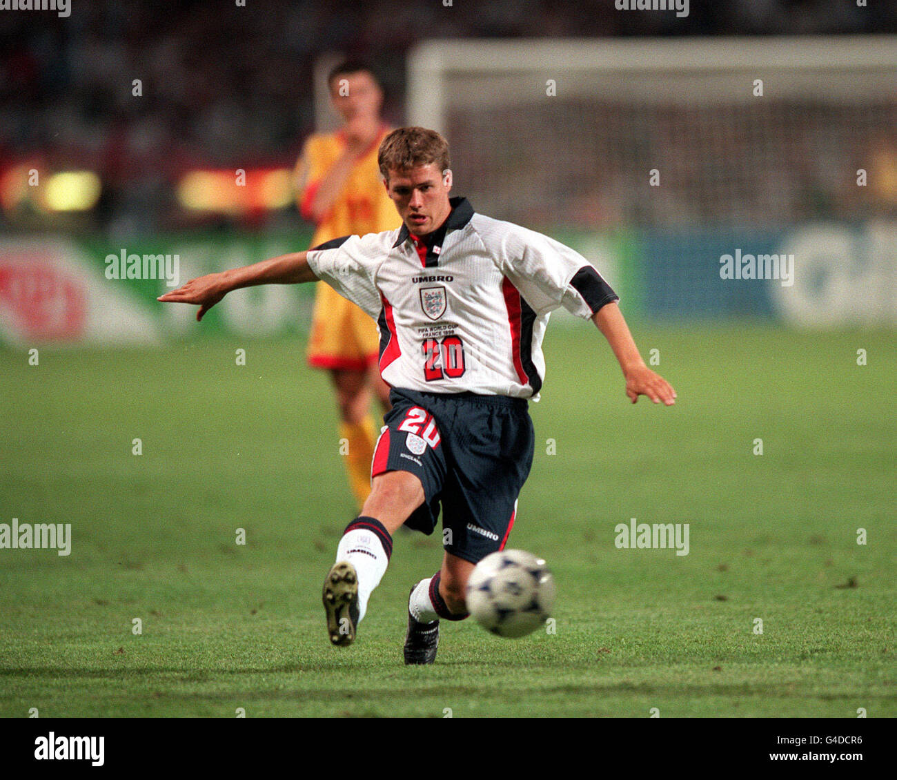 PA NEWS PHOTO 22/6/98 MICHAEL OWEN IN AZIONE PER L'INGHILTERRA CONTRO LA ROMANIA NEL LORO GRUPPO DI QUALIFICAZIONE NEL TORNEO MONDIALE DI COPPA DEL MONDO 1998 A TOLOSA, FRANCIA. L'INGHILTERRA HA PERSO LA PARTITA 2-1 Foto Stock