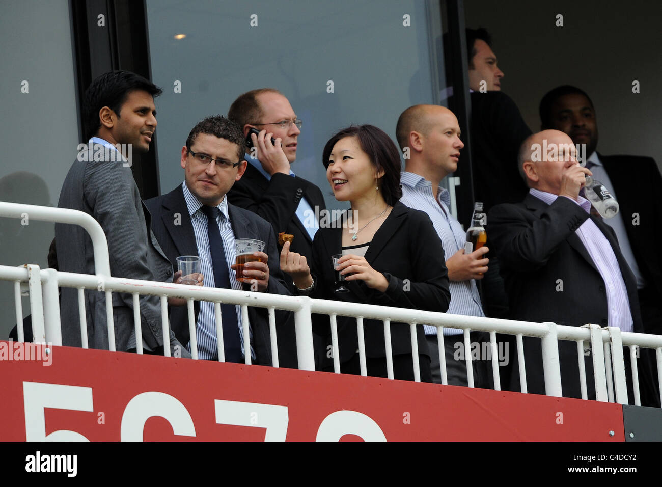 Cricket - Friends Life Twenty20 - South Group - Surrey Lions / Middlesex Panthers - The Kia Oval. I fan si godono un drink mentre osservano l'azione dalle bancarelle Foto Stock