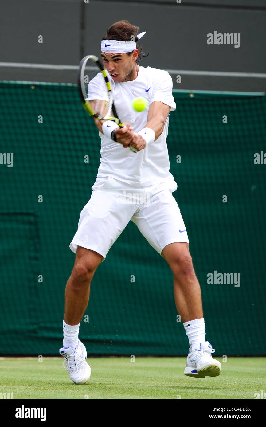 Rafael Nadal in azione in Spagna durante il sesto giorno dei Campionati Wimbledon 2011 all'All England Lawn Tennis and Croquet Club di Wimbledon. Foto Stock