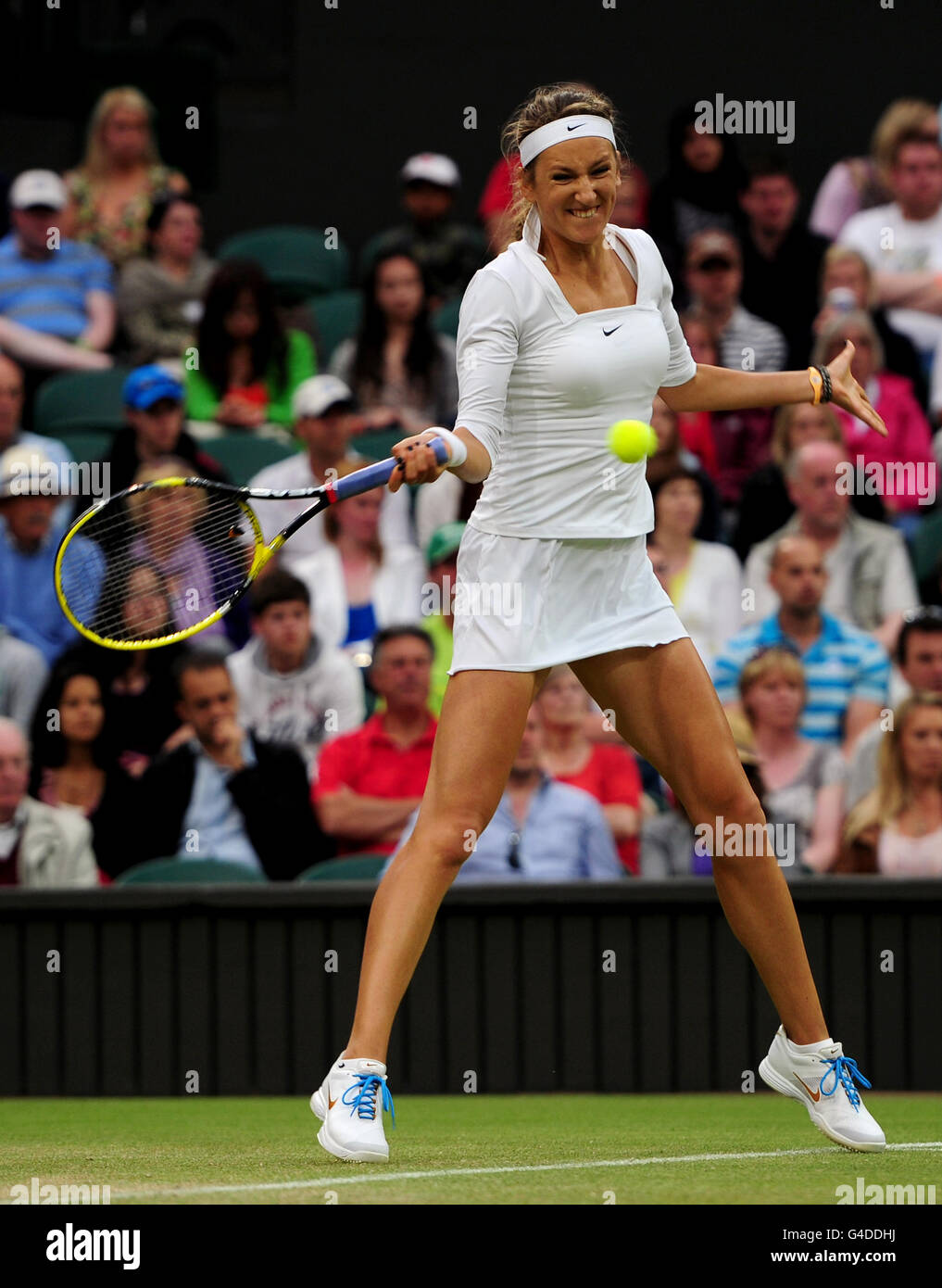 Il Victoria Azarenka della Bielorussia è in azione durante il quinto giorno dei Campionati di Wimbledon 2011 all'All England Lawn Tennis and Croquet Club di Wimbledon. Foto Stock