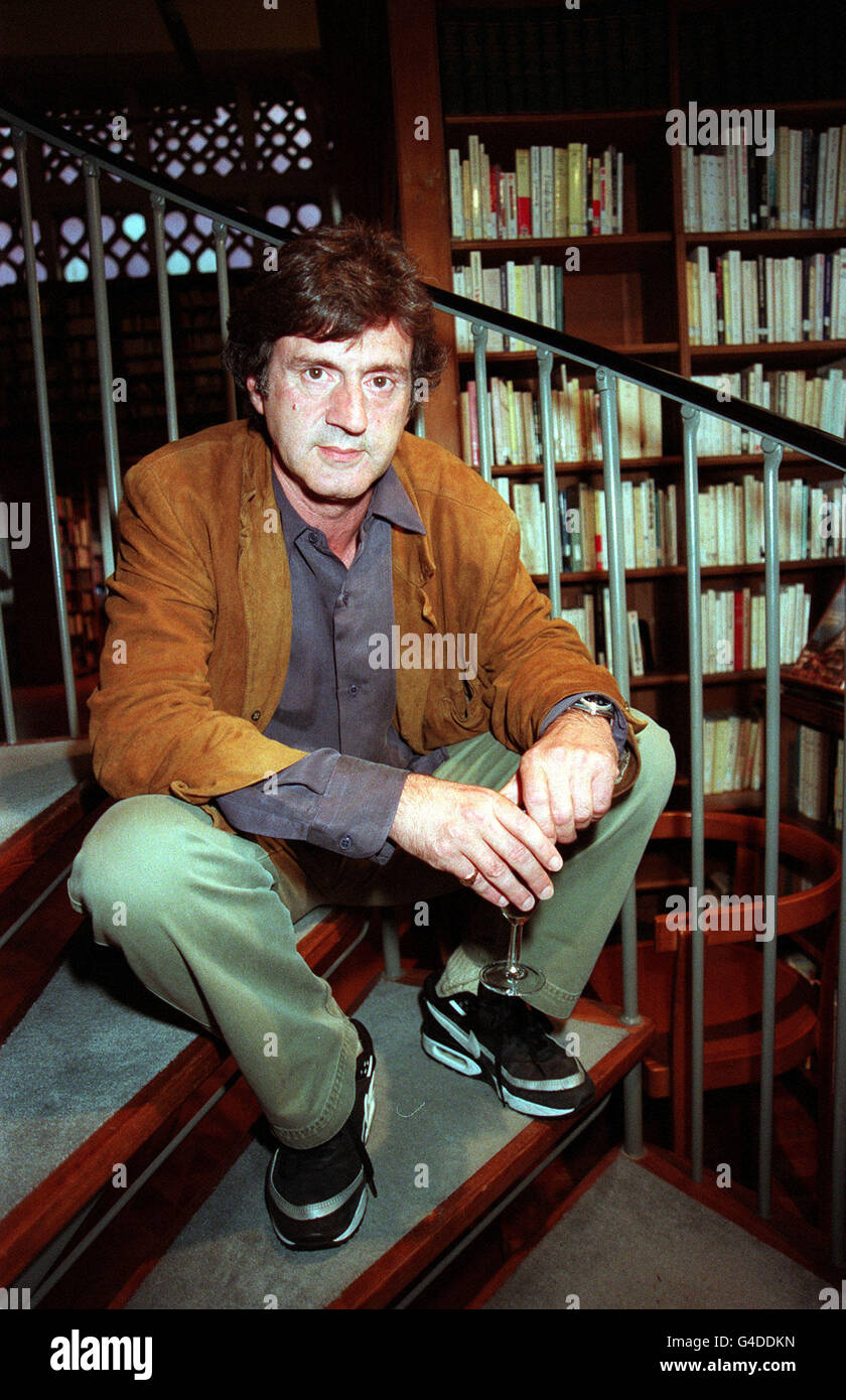 PA NEWS FOTO 24/6/98 attore francese Daniel AUTEUIL PONE A UN PHOTOCALL IN CINE LUMIERE PRESSO L' INSTITUT FRANCAIS, Londra per introdurre il British premiere del film "LE BOSSU' Foto Stock