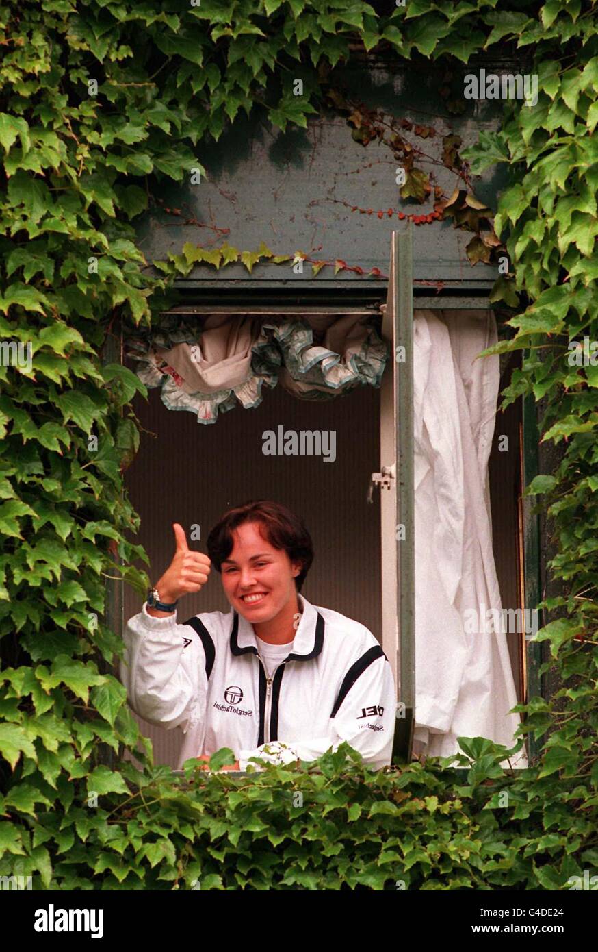 Martina Hingis, campione di donne di Wimbledon, dà i pollici ai bravoni quando è apparsa in una finestra del complesso di Wimbledon durante una pausa in gioco oggi (venerdì). Foto PA. Foto Stock