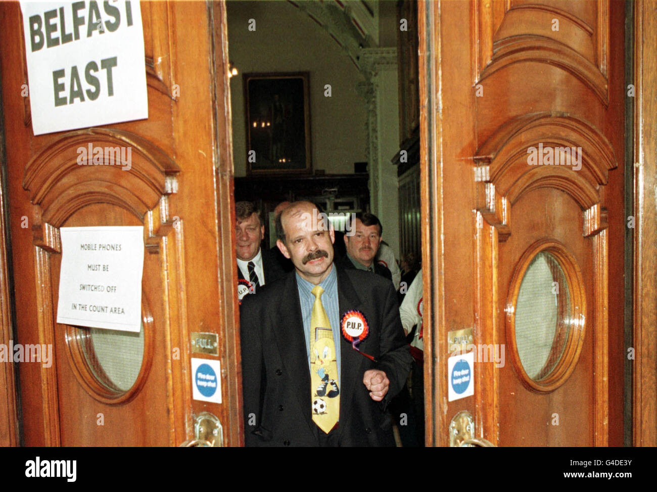 David Ervine del Progressive Unionist Party sorride alle telecamere d'attesa dopo aver vinto un posto a Belfast Est durante il conteggio nel Belfast City Hall, Belfast, sabato 27 giugno 1998. (FOTO SOLO per il Regno Unito/Paul McErlane) Foto Stock