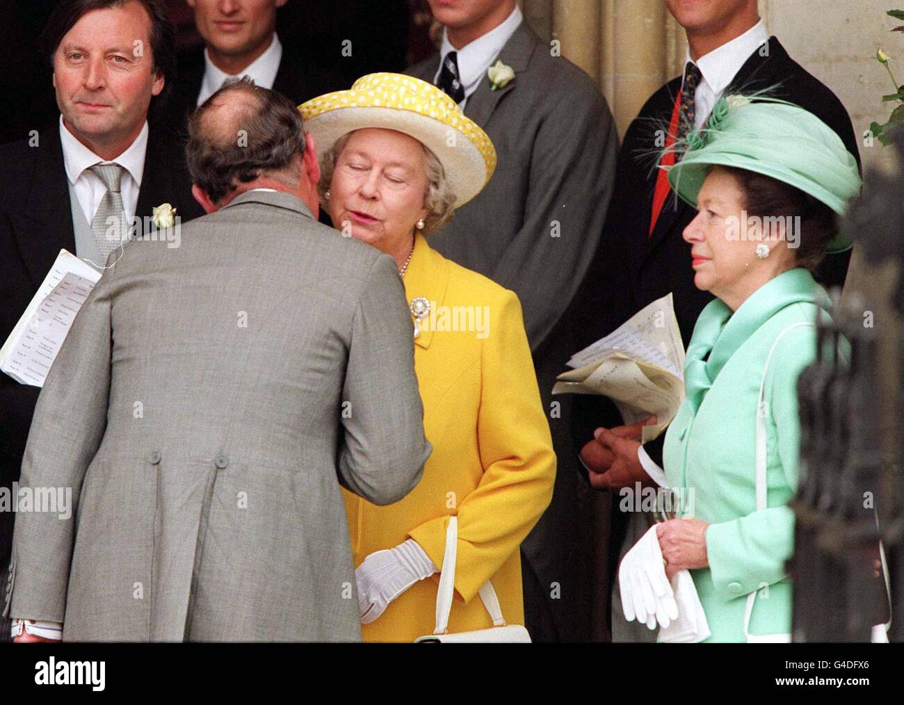 Il Principe del Galles saluta sua madre sua Maestà la Regina (al centro) con la Principessa Margaret di S.A.R. che guarda (a destra) al loro arrivo per il matrimonio del nipote del compianto conte Louis Mountbatten Timothy Knatchbull alla Cattedrale di Winchester oggi (Sabato). Timothy Knatchbull, sopravvissuto alla bomba dell'IRA che uccise suo nonno nel 1979, sposò Isabella Norman, 27 anni. Visita PA Story ROYAL Wedding. Foto di Fiona Hanson/PA. Foto Stock