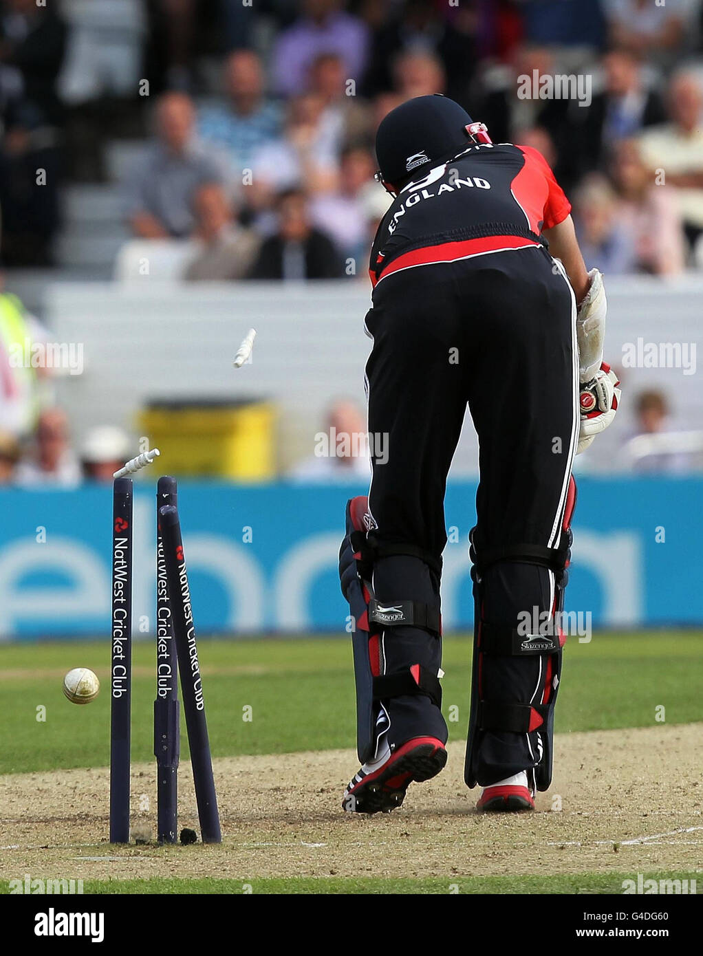 James Anderson in Inghilterra è stato invischiato da Latith Malinga dello Sri Lanka durante il secondo Natwest One Day International a Headingley, Leeds. Foto Stock