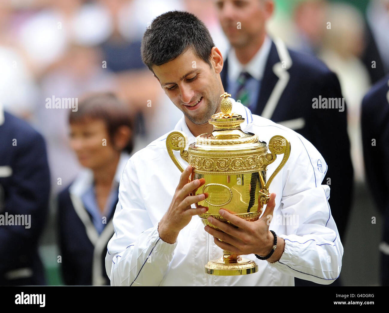 Il serbo Novak Djokovic festeggia con il suo trofeo dopo aver sconfitto il spagnolo Rafael Nadal durante la finale di Mens' Singles tredici dei Campionati di Wimbledon del 2011 al All England Lawn Tennis and Croquet Club di Wimbledon. Foto Stock