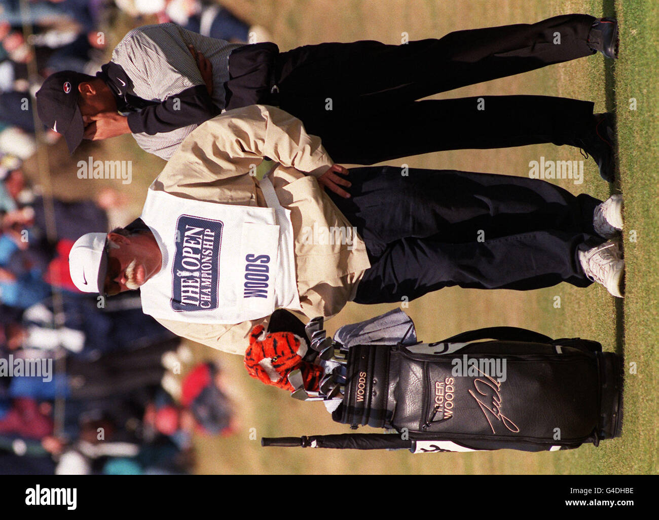 Tiger Woods (a destra) appare preoccupato durante il suo terzo round del Campionato aperto a Royal Birkdale, oggi (sabato), come ha continuato a cadere colpi, mentre il caddie Mike 'Fluff' Cowan non mostra alcuna emozione. Foto Rebecca Naden/PA Foto Stock