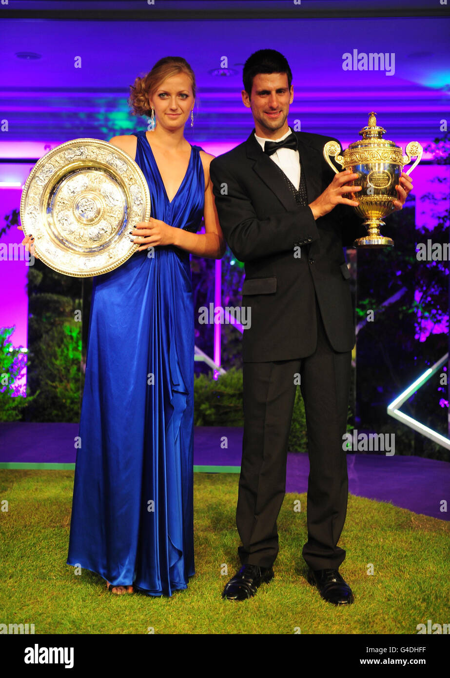 La Serbia Novak Djokovic (a destra) e la Repubblica Ceca Petra Kvitova con i loro trofei rispettati dopo la cena di Wimbledon al Champions Ball all'Intercontinental Hotel, Londra. Foto Stock
