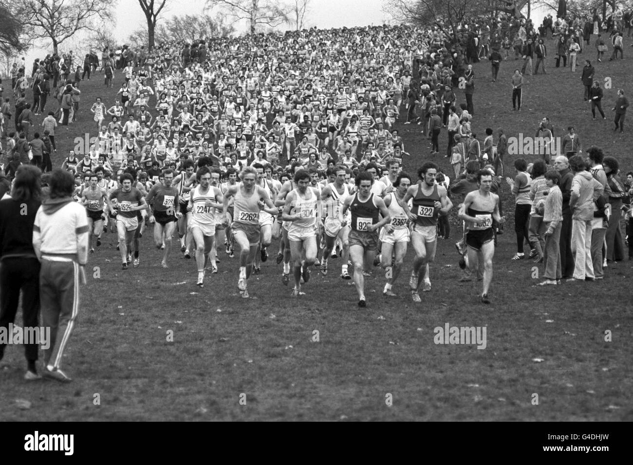 Un campo di 1500 corridori all'inizio del campionato inglese di Cross Country gara a Parliament Hill Fields. L'eventuale vincitore, Brendan Foster (indossando 904) da Gateshead è ben in su alla parte anteriore del campo. Foto Stock