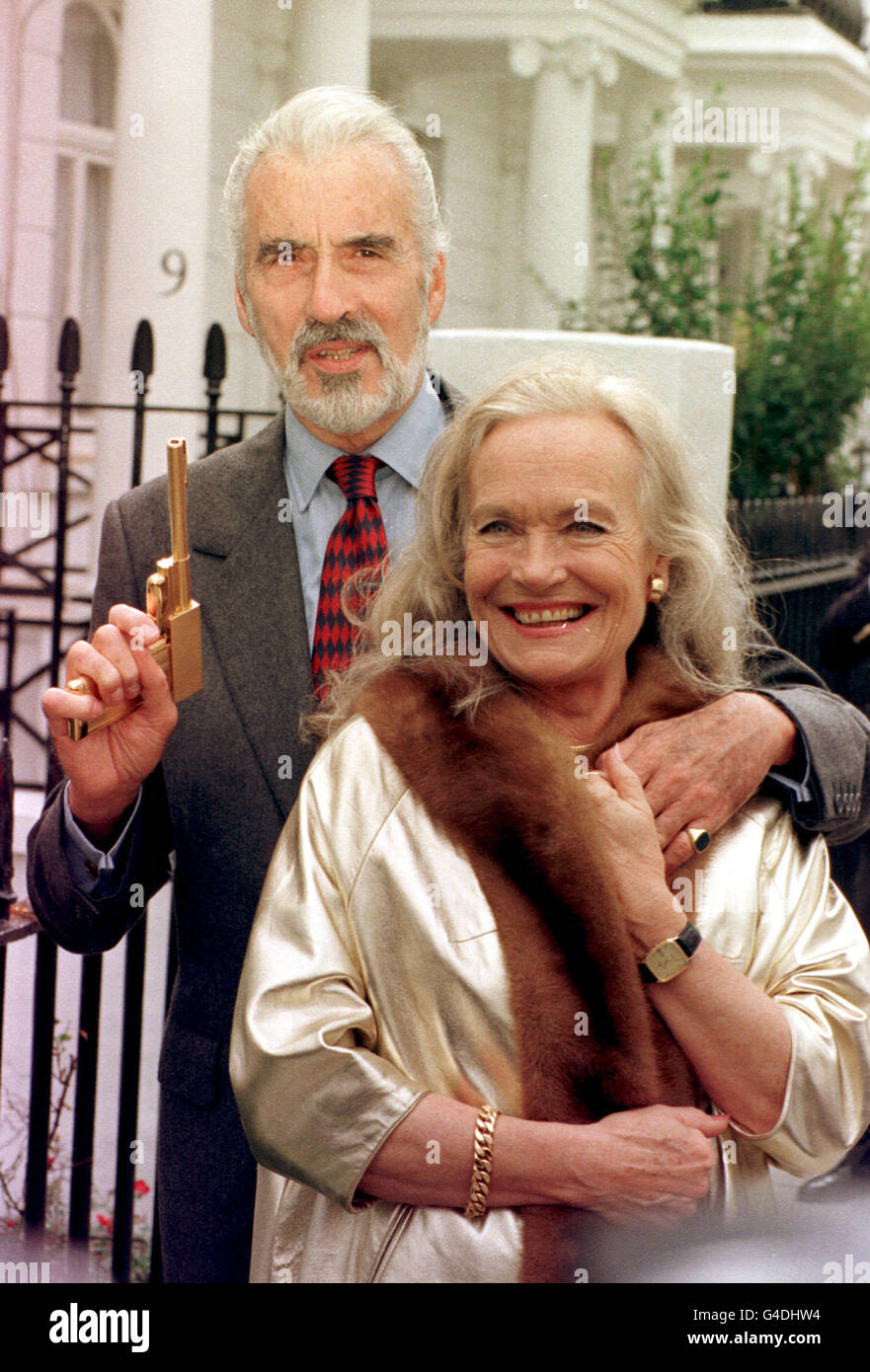 PA NEWS PHOTO 17/7/98 L'ATTORE CHRISTOPHER LEE, CHE HA GIOCATO IL CRIMINALE SCARAMANGA IN 'L'UOMO CON LA PISTOLA D'ORO', E SHIRLEY EATON, CHE HA GIOCATO L'AMANTE DI JAMES BOND IN 'GOLDFINGER', HANNO VISITATO LA SALE ROOM DI CHRISTIE NEL CENTRO DI LONDRA PRIMA DELLA PROSSIMA ASTA OBBLIGAZIONARIA (17/9/98). Foto Stock