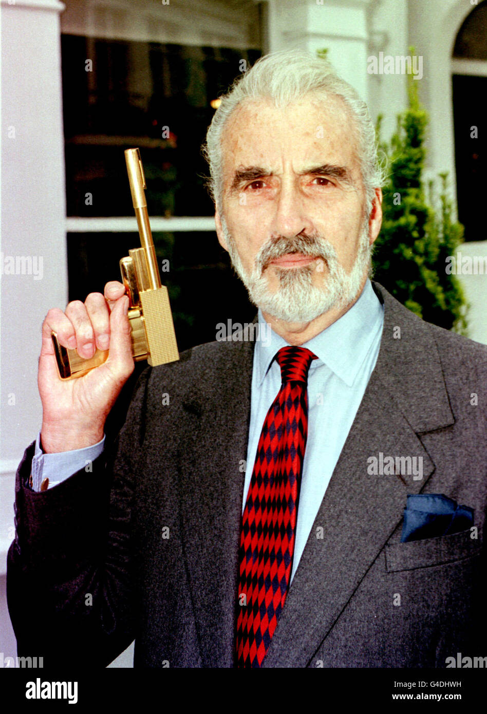 PA NEWS PHOTO 17/7/98 L'ATTORE CHRISTOPHER LEE, CHE HA GIOCATO IL CRIMINALE SCARAMANGA IN 'L'UOMO CON LA PISTOLA D'ORO' DETIENE UNA PISTOLA D'ORO PER PROMUOVERE L'IMMINENTE ASTA OBBLIGAZIONARIA A CHRISTIE'S (17/9/98). Foto Stock