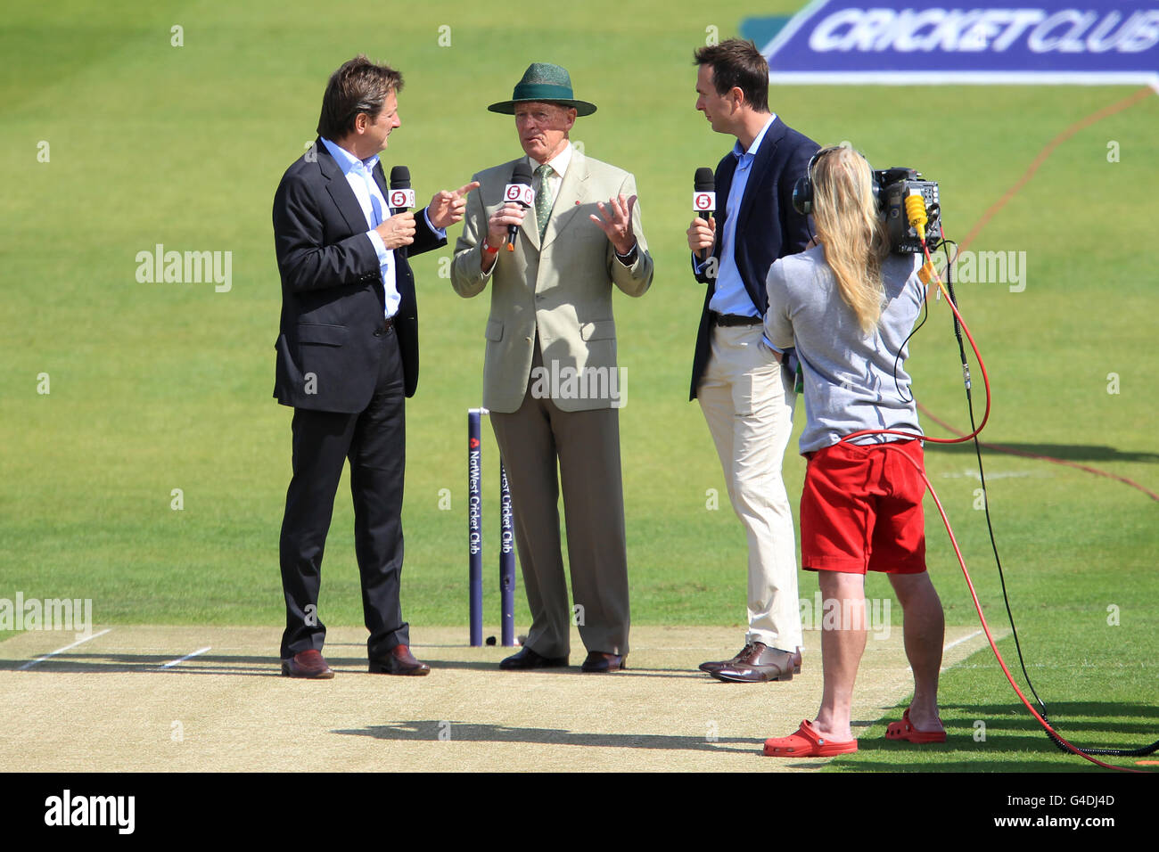 Cinque presentatori della televisione Mark Nicholas (a sinistra) chiacchiano con Michael Vaughan (A destra) e Geoffrey Boycott (centro) prima del gioco dei giorni Foto Stock