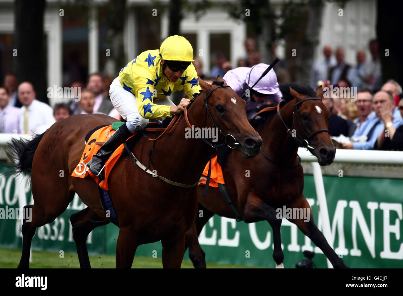 Frederick Engels (a sinistra) guidato da Eddie Ahern vince il TNT July Stakes durante il Festival di luglio presso l'ippodromo di Newmarket. Foto Stock