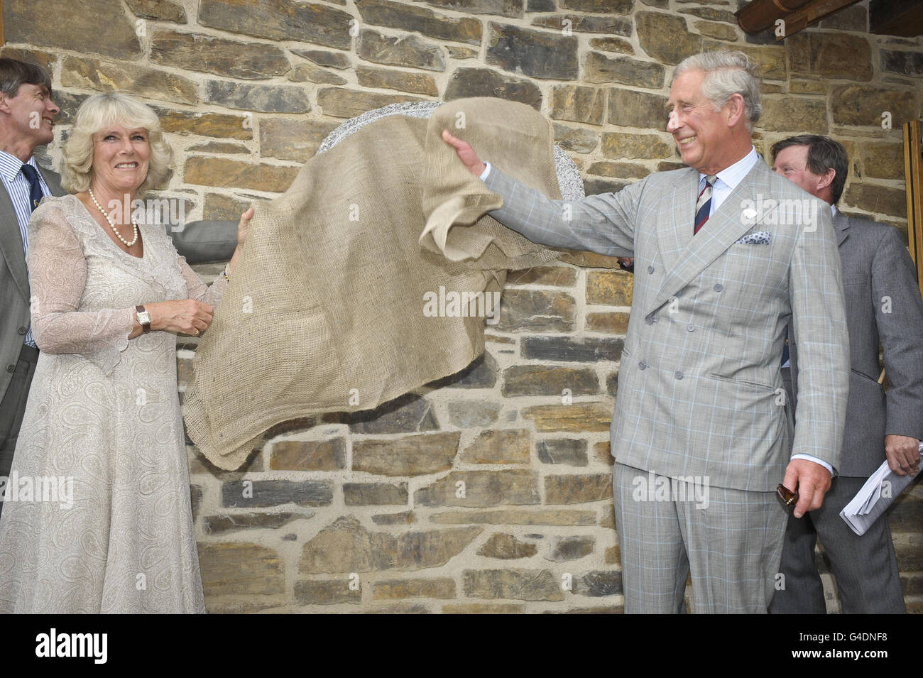 Charles e Camilla visitano Devon e Cornovaglia. Presso il vivaio Ducato, Lostwithiel, Cornovaglia. Foto Stock