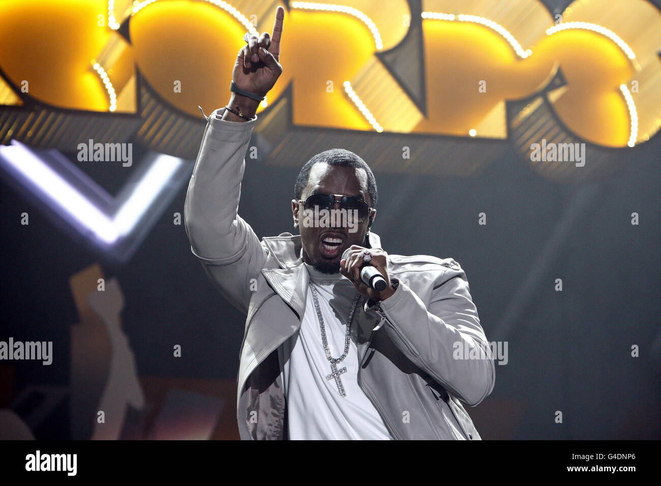 Concerto di Orange RockCorps - Londra. Sean Diddy Combs di Diddy Dirty Money si esibisce al concerto Orange RockCorps presso l'arena di Wembley. Foto Stock