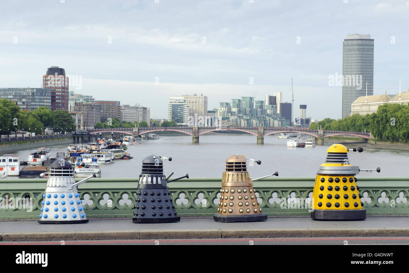 L'esperienza Doctor Who ricrea una classica storia di Doctor Who, l'invasione della Terra di Dalek, dal 1964 sul Westminster Bridge nel centro di Londra, utilizzando quattro generazioni di Dalek della serie. Foto Stock