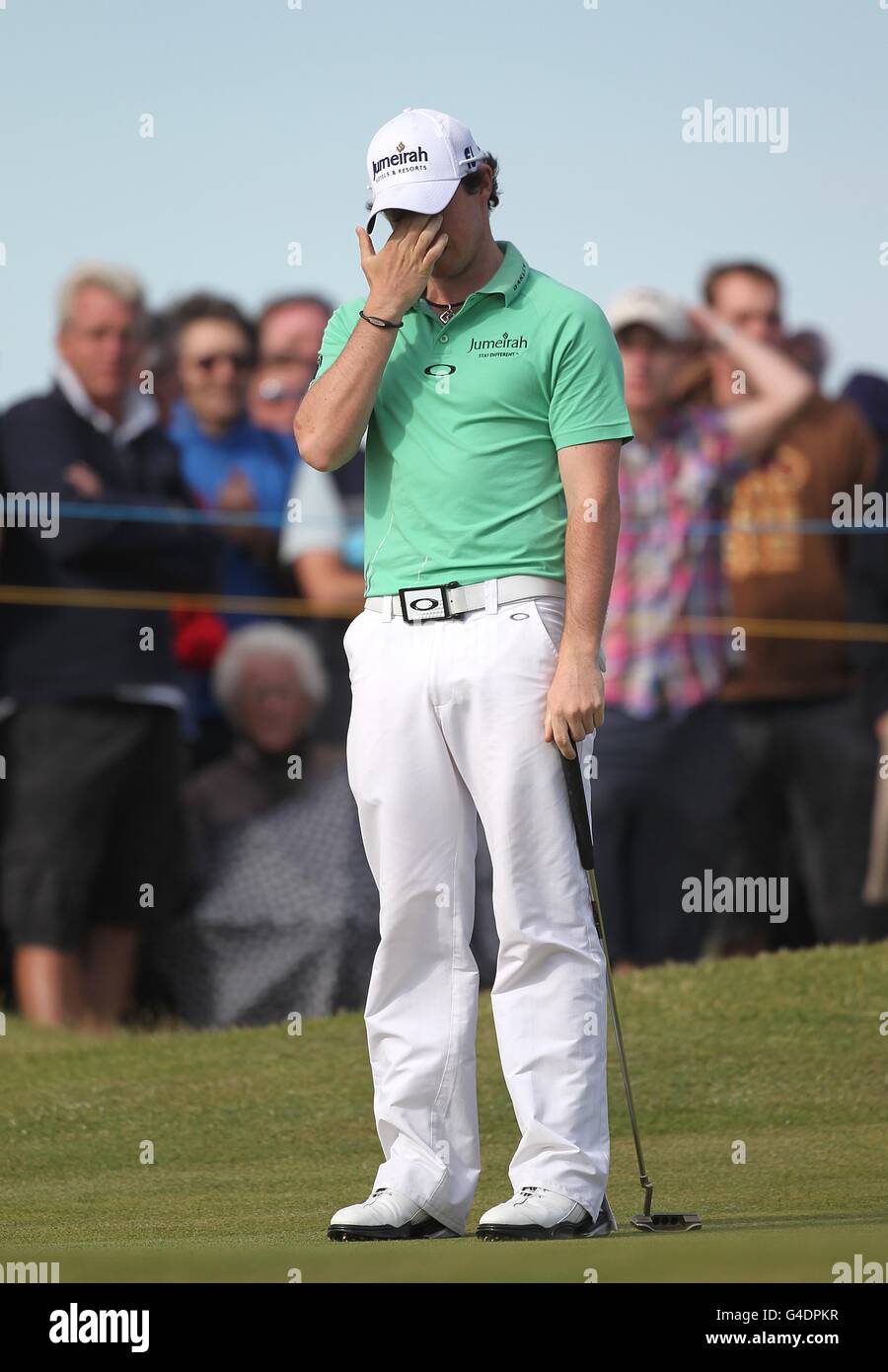 Il Rory McIlroy dell'Irlanda del Nord reagisce durante il secondo round dell'Open Championship 2011 al Royal St George's, Sandwich. Foto Stock