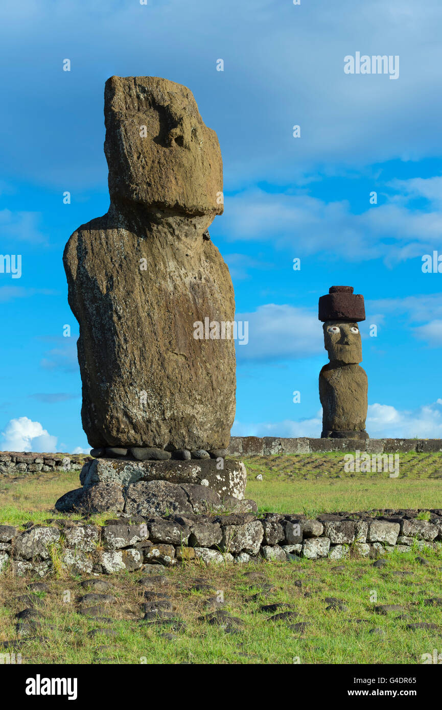 Moais a Tahai complesso cerimoniale, Hanga Roa, Parco Nazionale di Rapa Nui, Isola di Pasqua, Cile, Patrimonio Mondiale dell Unesco Foto Stock