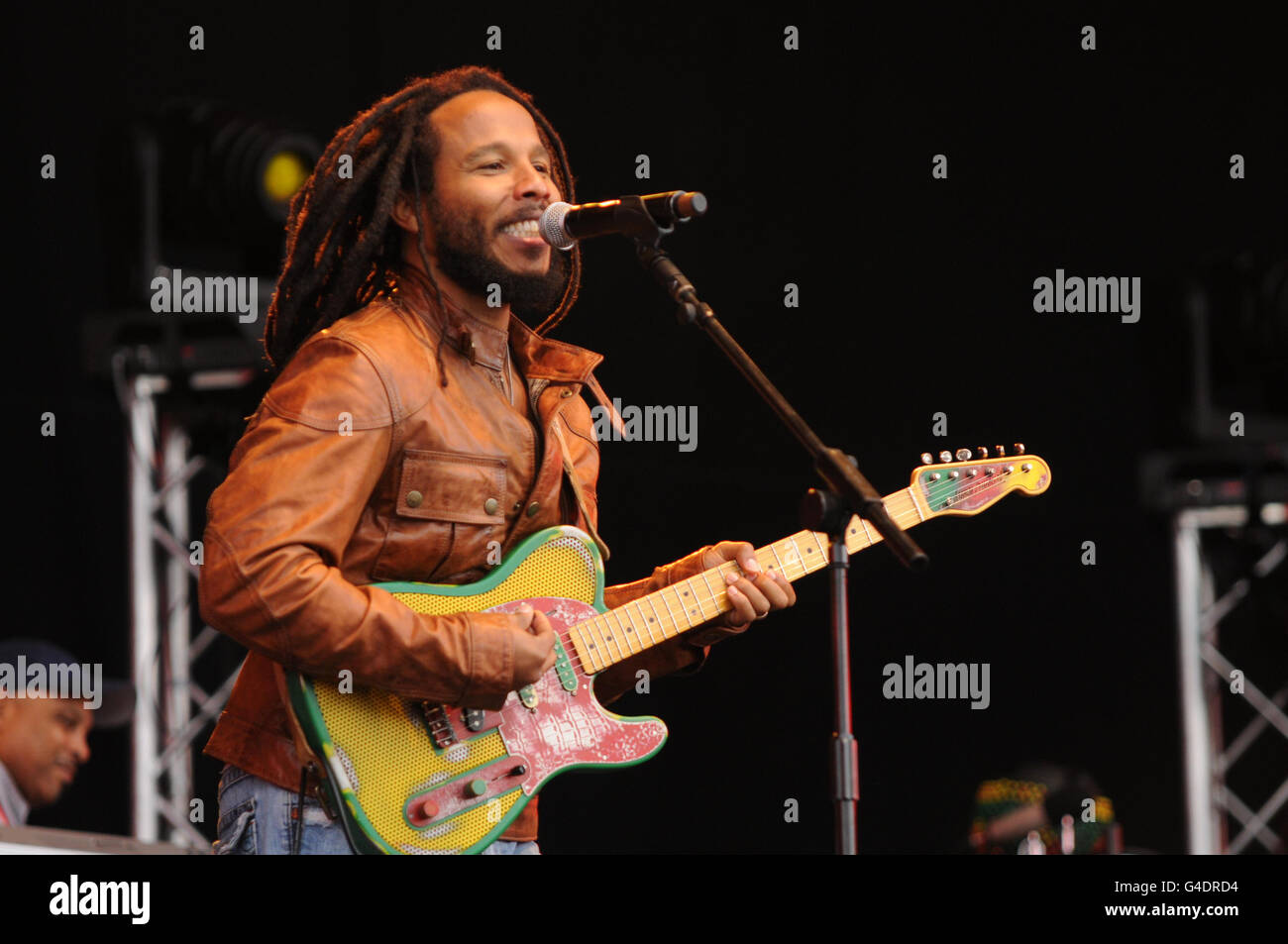 Il Festival Lovebox - Londra. Ziggy Marley si esibisce sul palco al festival di musica Lovebox che si tiene a Victoria Park, Hackney, Londra. Foto Stock