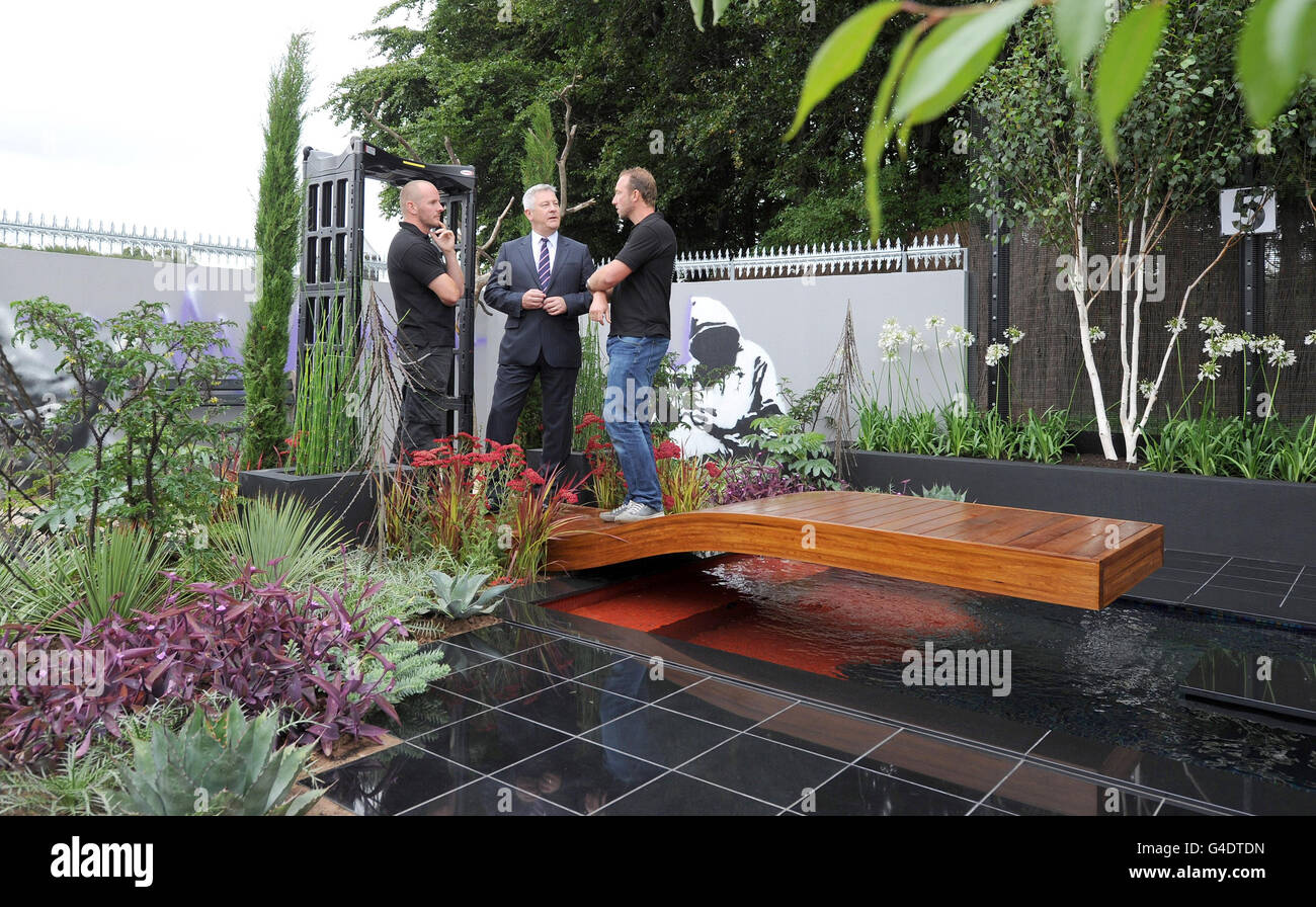 Steve Wagstaff (centro) Direttore delle prigioni pubbliche con il designer di giardini Glenn Jackson (a destra) e Lee Scholes in the Save a Life, Drop the Knife Garden al RHS Flower show a Tatton Park, Knutsford, Cheshire. Foto Stock