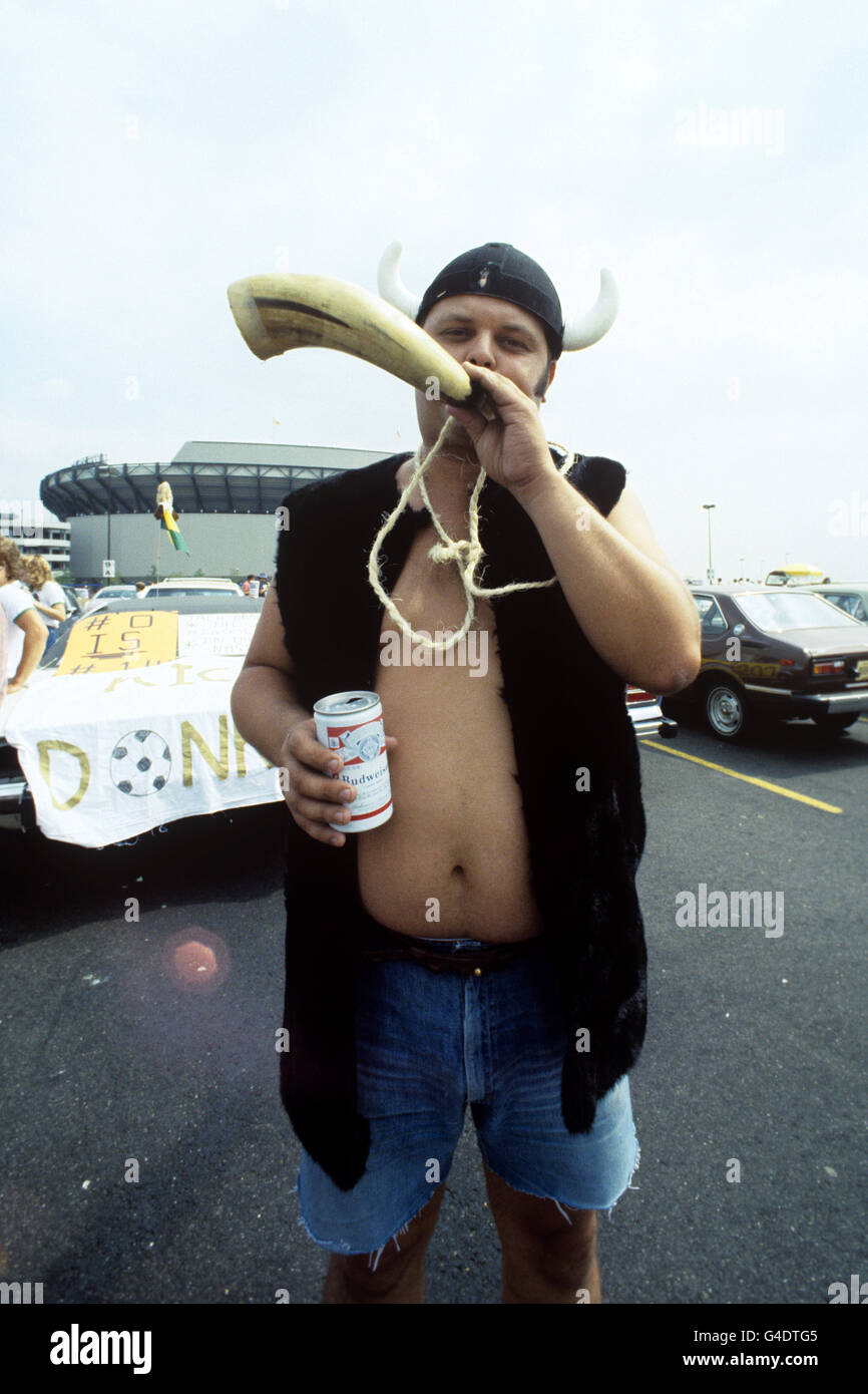 American Soccer - NASL - Soccer Bowl '79 - Tampa Bay Rowdies / Vancouver Whitecaps - Giants Stadium. Un Vancouver Whitecaps tifosi soffia attraverso un corno Foto Stock