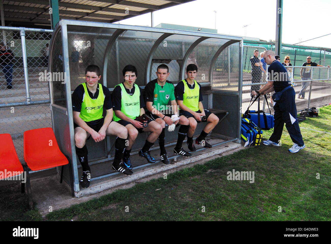 Calcio - Melbourne Victory v Queensland Roar youts - Green Gully Reserve, Melbourne. Melbourne Victory giocatori in panchina. Foto Stock