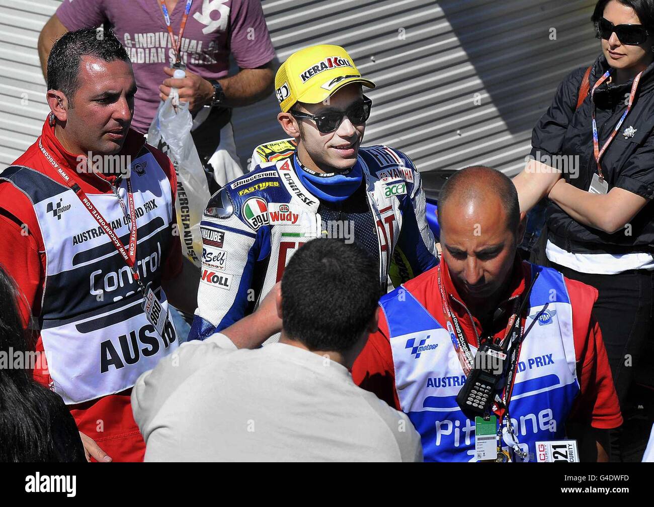 Valentino Rossi, campione del mondo MotoGP 2008 a piedi al box garage il giorno di gara a Phillip Island Australia. Rossi sarà 12° sulla griglia di gara per Fiat Yamaha Foto Stock