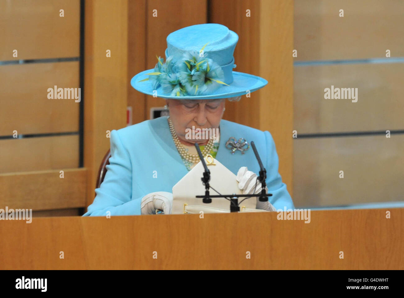 La regina Elisabetta II guarda nella sua pochette come durante l'apertura ufficiale della quarta sessione del Parlamento scozzese, dichiarando che è 'veramente venuto d'età', accompagnato dal marito, il duca di Edimburgo, si è rivolto agli MSP e ad altri ospiti all'interno della camera di Holyrood. Foto Stock