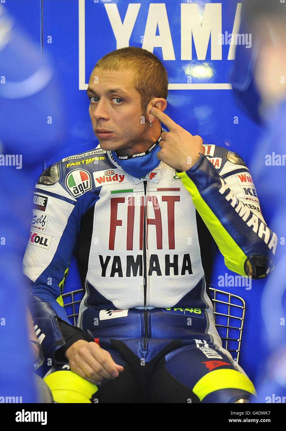 Valentino Rossi, campione del mondo MotoGP 2008 nel box garage il giorno di gara a Phillip Island Australia. Rossi sarà 12° sulla griglia di gara per Fiat Yamaha Foto Stock