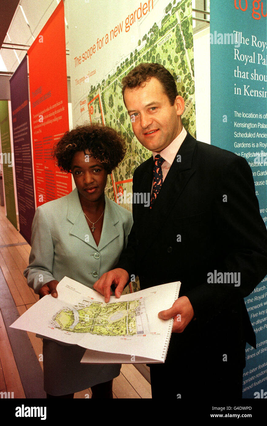 PA NEWS PHOTO 9/7/98 PRESENTATORE TELEVISIVO DIANE-LOUISE JORDAN E PAUL BURRELL, EX MAGGIORDOMO DI DIANA PRINCESS OF WALES, ENTRAMBI MEMBRI DEL DIANA MEMORIAL FUND COMMITTEE, PARTECIPANO AD APREVIEW DEI PIANI PRELIMINARI PER IL "GIARDINO COMMEMORATIVO DELLA PRINCIPESSA DIANA" A KENSINGTON GARDENS, LONDRA. Foto Stock