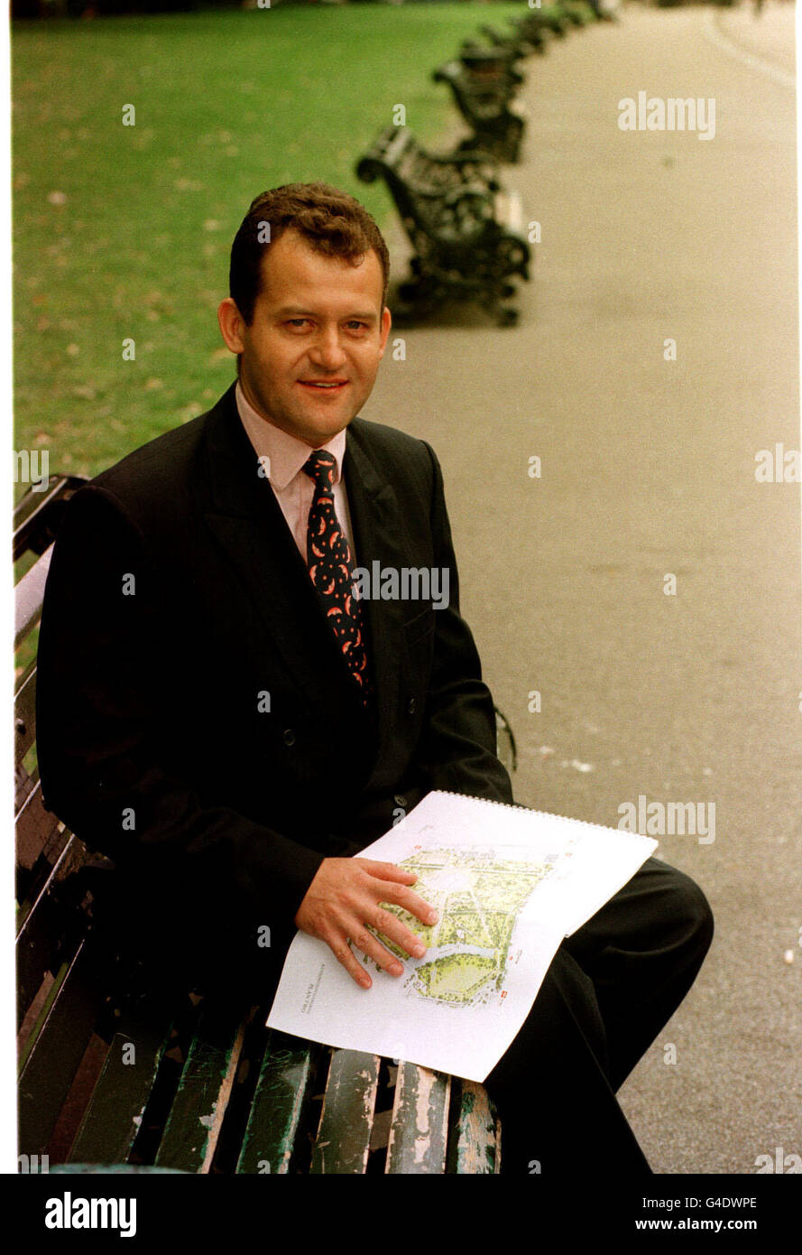 PA NEWS PHOTO 9/7/98 PAUL BURRELL, EX MAGGIORDOMO DI DIANA, PRINCIPESSA DEL GALLES, E MEMBRO DEL DIANA MEMORIAL FUND COMMITTEE, I PIANI PRELIMINARI PER IL CONTROVERSO 'GIARDINO COMMEMORATIVO DELLA PRINCIPESSA DIANA' A KENSINGTON GARDENS, LONDRA. Foto Stock