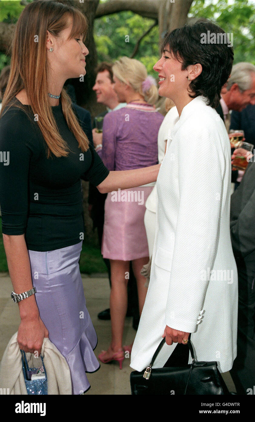 PA NEWS 9/7/98 AUSTRALIAN SUPERMODEL ELLE MACPHERSON con GHISLAINE MAXWELL, figlia del tardo Robert Maxwell, presso la Serpentine Gallery Summer Party, Londra. Foto Stock