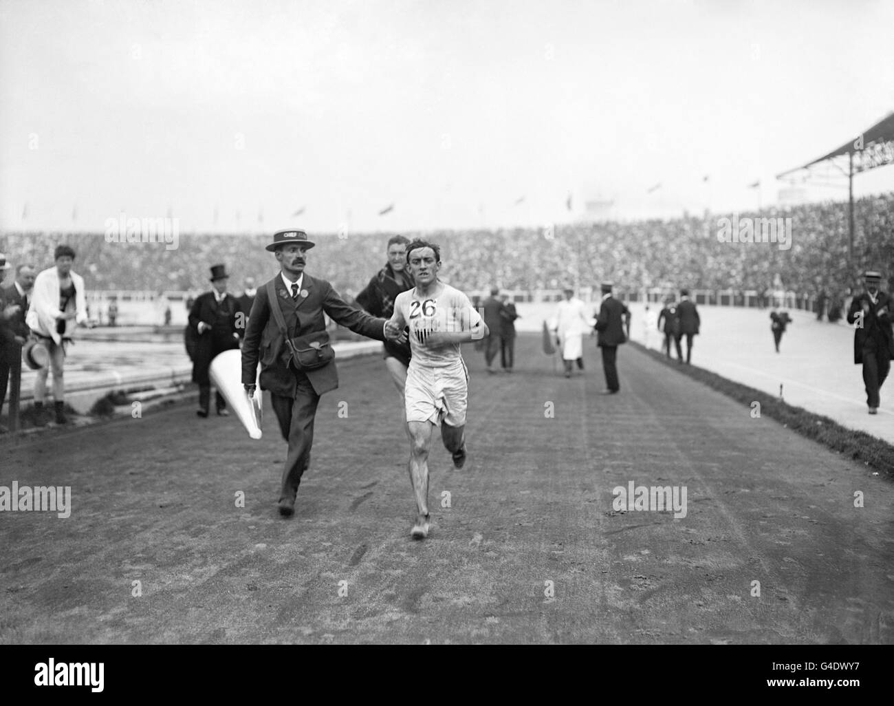 6 aprile: In questa giornata del 1896, sono iniziate ad Atene le prime Olimpiadi moderne. Qui è raffigurato l'atleta americano Johnny Hayes, che sta gareggiando nella corsa della maratona alle Olimpiadi estive 1908 a Londra. Foto Stock