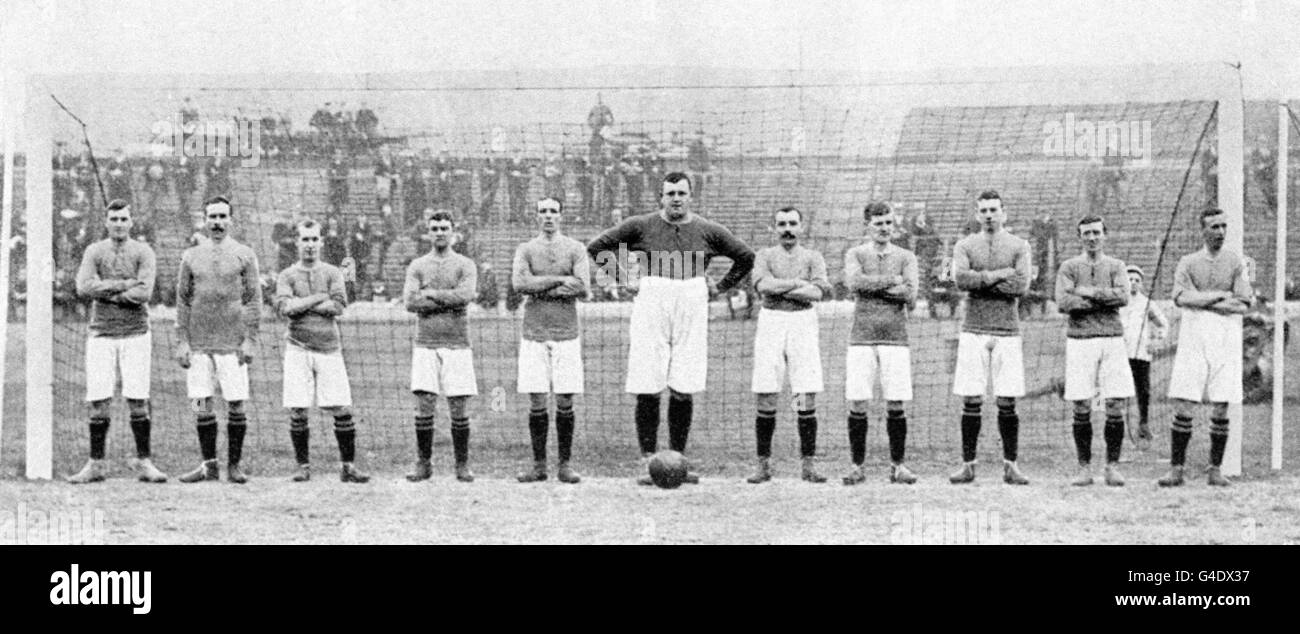 Il gruppo del Chelsea nel gol a Stamford Bridge. Da sinistra a destra; James Watson, Bobby McRoberts, George Key, Jimmy Windridge, Mackie, portiere William 'Fat' Foulke (Capitano), David Copeland, Jack Robertson, Bob McEwan, Martin Moran e Jack Kirwan. Foto Stock