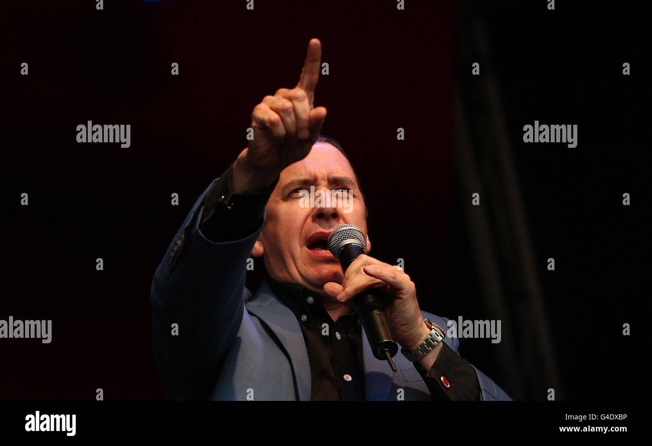Jools Holland e la sua orchestra di Rhythm e Blues aprono stasera i concerti estivi di picnic IML a Ragley Hall, Warwickshire. Foto Stock