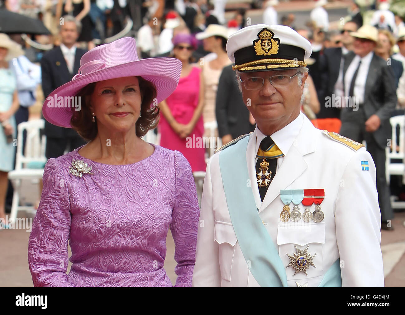 Il re Carl Gustav e la regina Silvia di Svezia arrivano a Place du Palais, Monte Carlo, per la cerimonia religiosa delle nozze di Charlene Wittstock al principe Alberto II di Monaco. Foto Stock