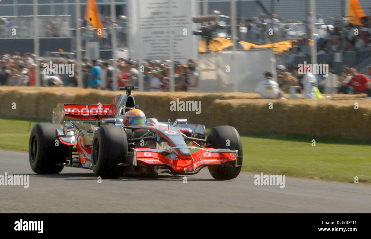 Lewis Hamilton guida una McLaren MP4/23 durante l'evento di salita al Goodwood Festival of Speed a Chichester, West Sussex. Foto Stock