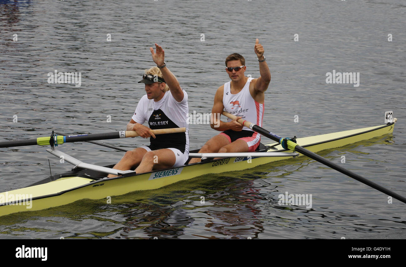 I Rowers Andrew Triggs Hodge e Peter Reed vincono la Silver Goblets e la Nickalls' Challenge Cup durante il quinto giorno della Henley Royal Regatta, Henley-on-Thames. Foto Stock